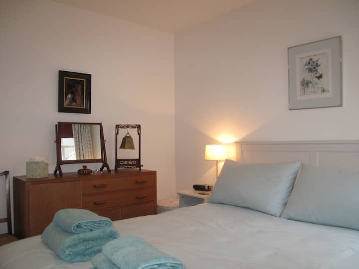 Chambre 2 - Lit queen size, rangement pour les vêtements