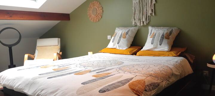 Suite parentale, lit queen size avec salle de bain attenante.