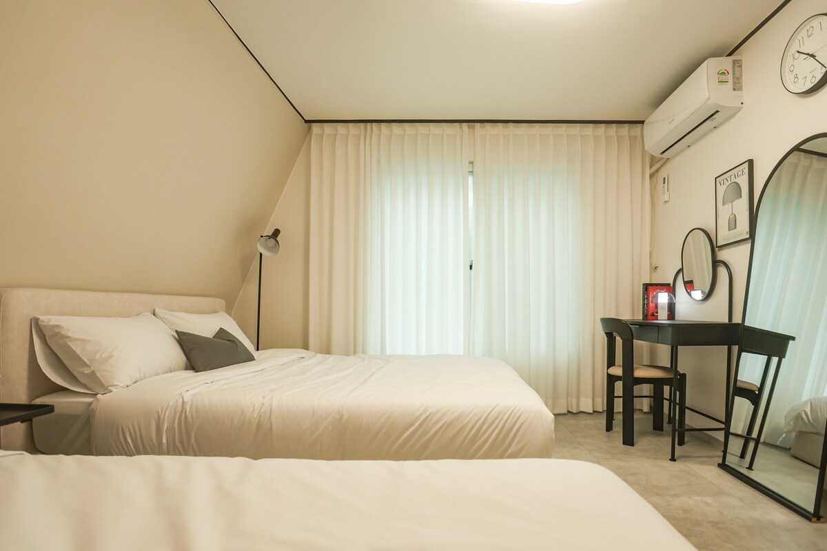 เริ่มต้นวันนี้หลังจากตกแต่งใหม่อย่างสวยงามบนโต๊ะเครื่องแป้ง มีโอลีฟยังอยู่รอบๆบ้านแล้วทำไมคุณไม่ลองดูล่ะ?จะมีของสวยๆงามๆมากมายที่คุณต้องการซื้ออย่างแน่นอน ~