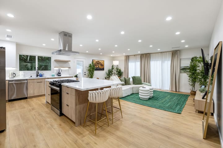 Getaway Oasis by Universal Studios | Free Parking gallery image 2