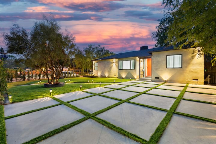 Getaway Oasis by Universal Studios | Free Parking gallery image 3