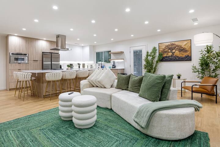 Getaway Oasis by Universal Studios | Free Parking gallery image 4