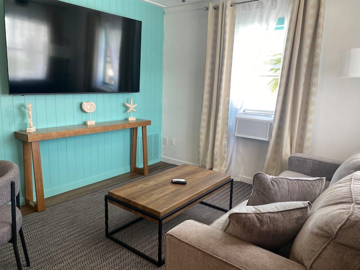 Oasis Palms - Premier 1 Bedroom Deluxe Queen - Treasure Island, FL