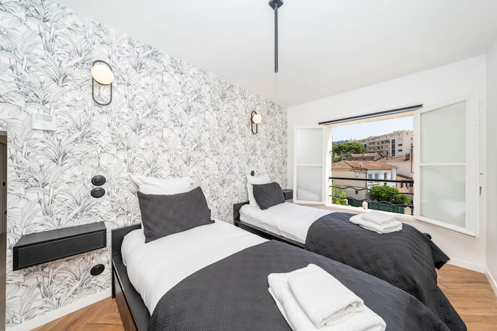 Spavaća soba namijenjena najmlađima s dva odvojena kreveta kako bi im se pružila udobnost i neovisnost tijekom boravka.