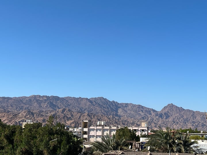Pogledajte kroz prozor i uživajte u nevjerojatnom krajoliku planina i drveća koji će unijeti dašak prirode u vaš dnevni boravak.