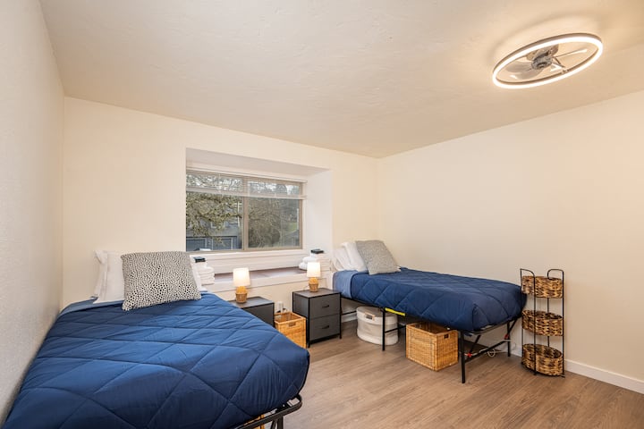 Dvojlôžková izba má dve postele (ktoré sa dajú posunúť k sebe a vytvoriť tak posteľ veľkosti King), vlastnú kúpeľňu, vyhradený pracovný priestor, obojstranný ventilátor a množstvo úložného priestoru. 