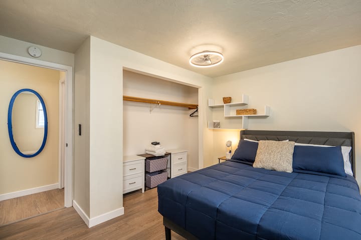 Manželská posteľ je pohodlná. Rám postele a bočné stolíky majú USB porty a zásuvky. V zásuvkách skrine je dostatok úložného priestoru.