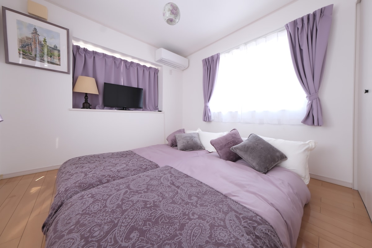 Ეს იქნება თქვენი საძინებელი მეორე სართულზე, ავტობუსის ქუჩის პირისპირ.
Მჲზვ ეა ფსვქ კჲლთ.