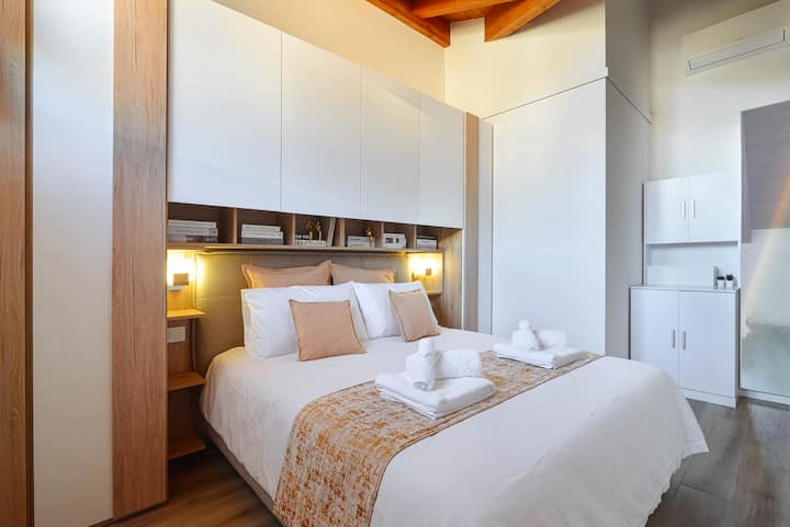 Елегантна и светла соба, во која доминира голем двоен кревет со меки перници и топли тонови, кои предизвикуваат опуштање од прв поглед. Основниот, но добро одржуван мебел создава хармонична средина, тивка и идеална за одмор.