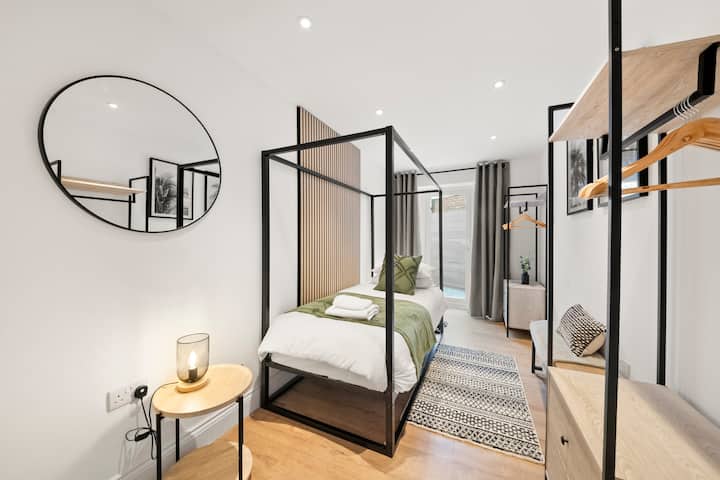 E thjeshtë, e qetë dhe krejtësisht komode – një dhomë gjumi e vetme e projektuar për vetmi çlodhëse dhe gjumë të qetë.