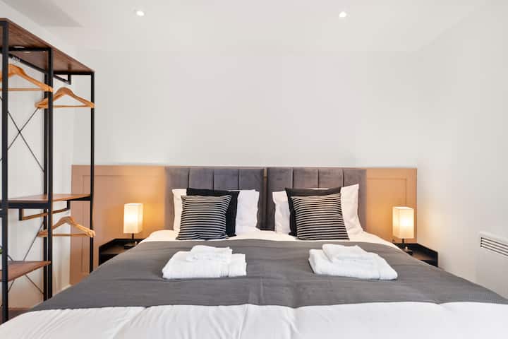 Çlodhu në luks – një dhomë gjumi e bollshme me përmasa mbretërore me një divan të rehatshëm, që ofron kombinimin e përsosur të rehatisë dhe çlodhjes.