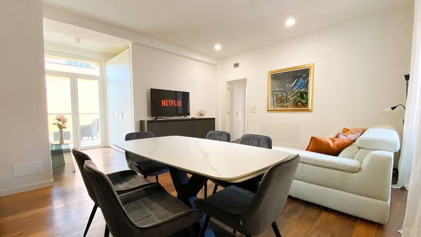 Luxury apt 120mq con terrazza, Netflix, WiFi Metro gallery image 2