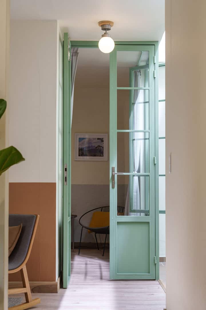 Bienvenidos a la habitación principal de Casa 8-18. Desde la puerta de ingreso, puedes notar cómo el diseño y el color crean una experiencia única, combinando estilo y comodidad para hacer de tu estancia un momento especial.