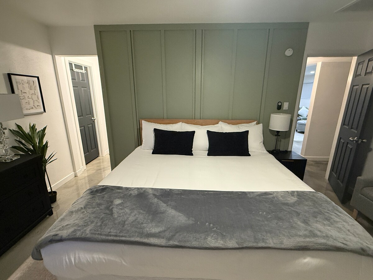 Kitanda aina ya King katika chumba cha kulala cha msingi