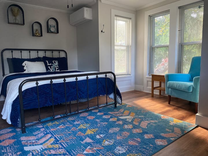 Dhoma e gjumit në katin e dytë ka një krevat dopio "Queen" të rehatshëm. Dritaret e mbushin hapësirën me dritën natyrale të diellit, ndërsa grilat e errëta ofrojnë privatësi. Dera origjinale e shtëpisë në fermë i shton një ndjesi sharmi dhe karakteri këtij pushimi ftues.