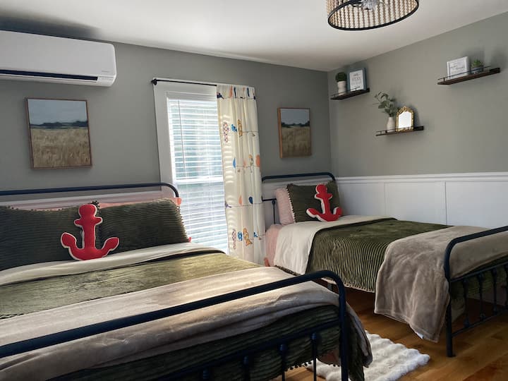 Kjo dhomë gjumi në katin e dytë ofron një krevat të plotë dhe dopio, duke ofruar një hapësirë të shkëlqyer për një natë të qetë gjumi. Perdet e dritareve të errëta shtojnë privatësi dhe krijojnë një atmosferë të rehatshme dhe të qetë.