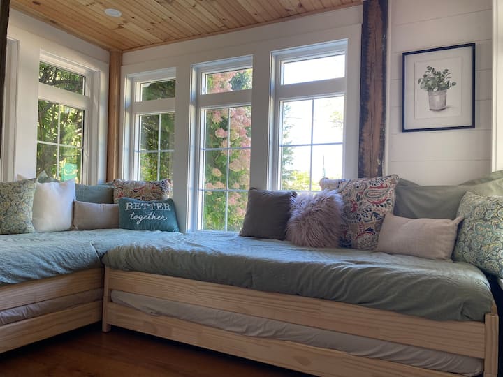 Kjo dhomë e ndritshme dhe ftuese është e përkryer për fëmijët, me dritare të mëdha që e mbushin hapësirën me dritën natyrale të diellit. Shijo argëtimin në Smart TV dhe nëse nevojitet privatësi, mjafton të rrëshqasësh derën magjepsëse të hangarit të mbyllur për një pushim të rehatshëm.