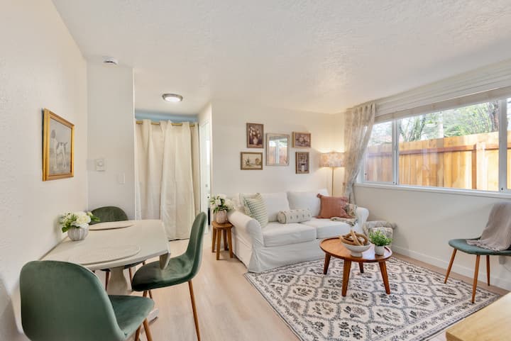 Cozy Sellwood Cottage, Walkable, Fenced Yard - Portland, OR