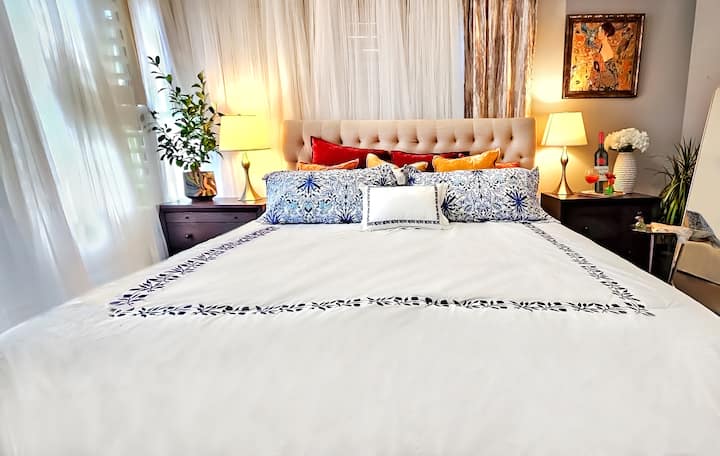 Útulné bývanie v luxusnom apartmáne s manželskou posteľou King! Táto izba je️ vybavená inteligentnou televíziou a parnou sprchou podobnou spa a je ideálna na relaxáciu po objavovaní Chicaga. #LuxuryRetreat #ChicagoGetaway
