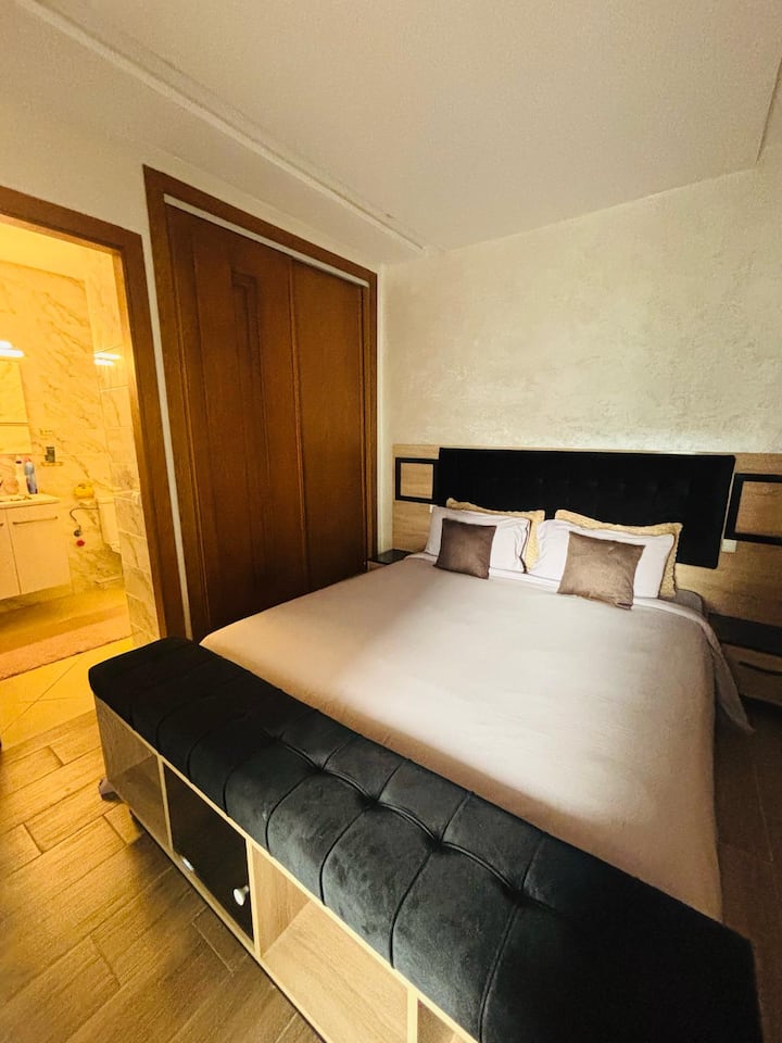 Висококвалитетни чаршафи, чаршафи и доволно перници за да започнете мала војна со перничиња.