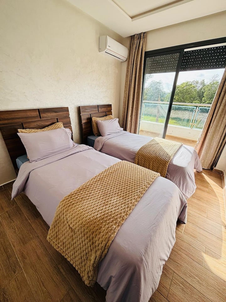 Удобностите во резортот ве чекаат во двете спални соби.