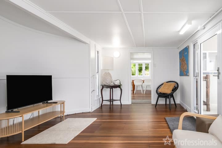 The Castaway - 3a Emu Street, Emu Park - Great Keppel (Wop-pa) Island