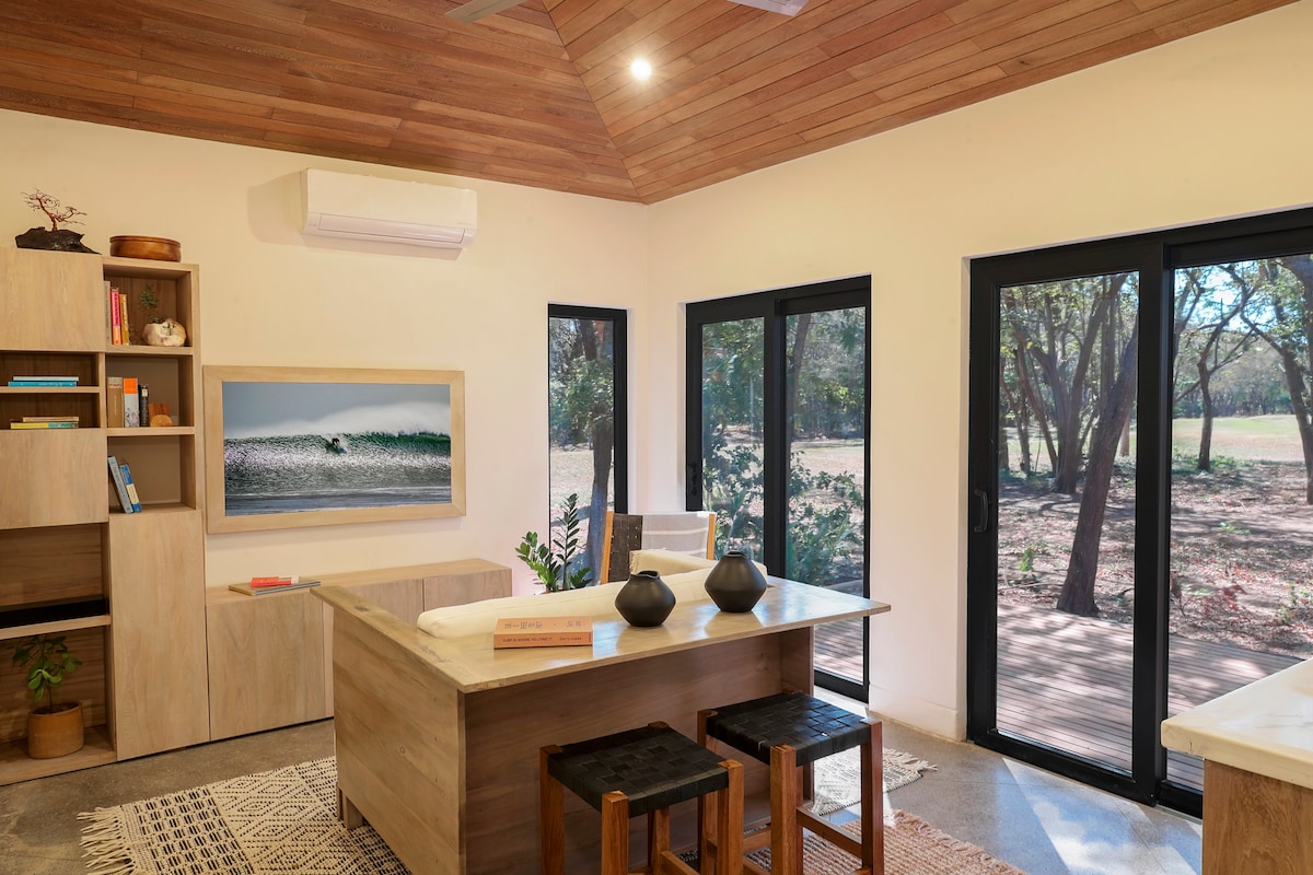 Salon avec télévision à cadre et canapé convertible