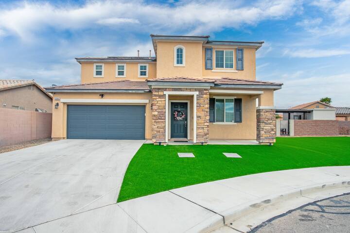 All-In-One 5BD Home w/ Pool, Arcades, Theater! gallery image 3