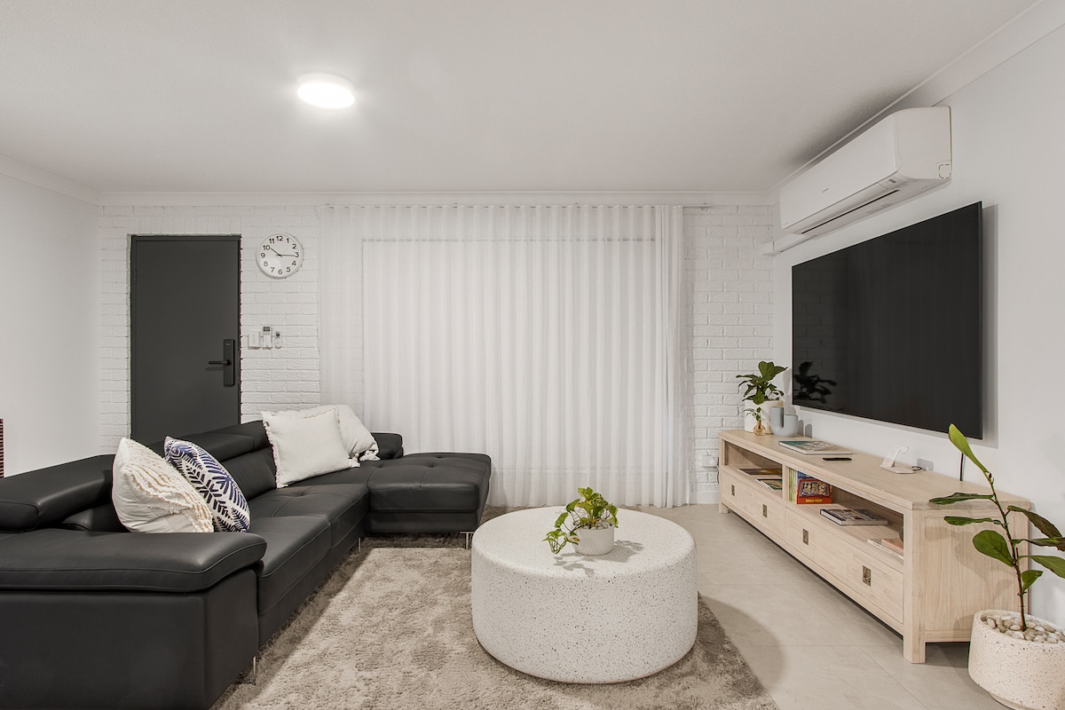 Popular Airbnb listing: Mooloolaba Pearl - steps to beach in Mooloolaba