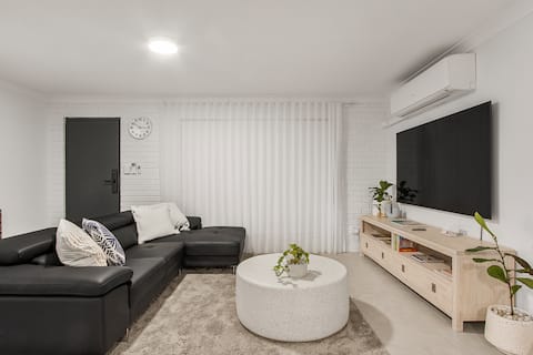 Popular Airbnb listing: Mooloolaba Pearl - steps to beach in Mooloolaba