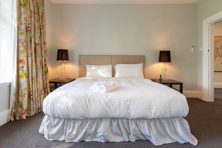 Luksuzni bračni krevet s udobnim nadmadracem i hotelskom posteljinom s 5 zvjezdica. 