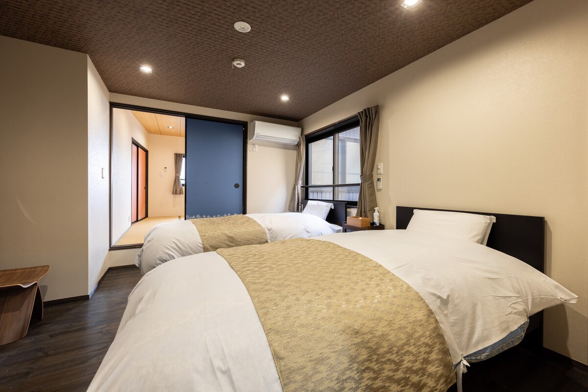 هذه غرفة بها سريران مفردان.وهو متصل بغرفة النوم على الطراز الياباني.