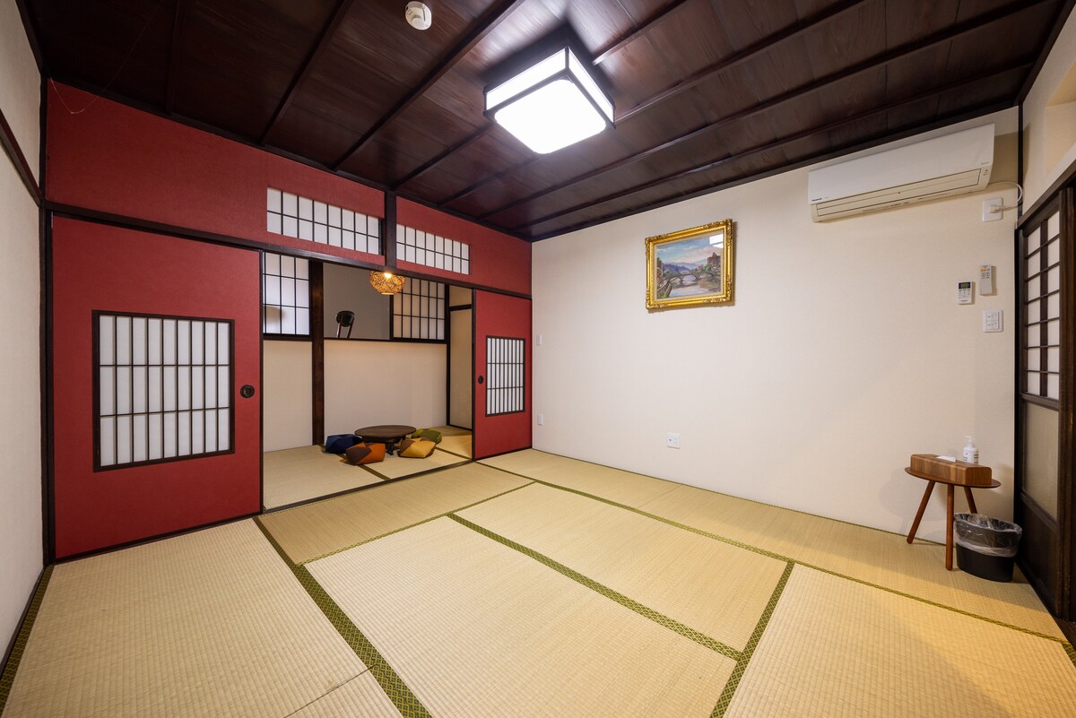 إنها غرفة نوم لخمسة أشخاص.يرجى ضبط الأريكة بنفسك.