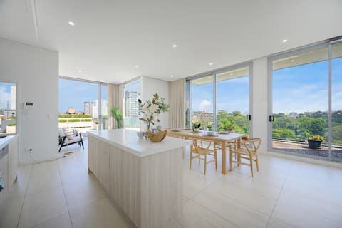 Burwood/3 bedroom apartment for 6 people/beautiful balcony view/double parking/near train station/wo