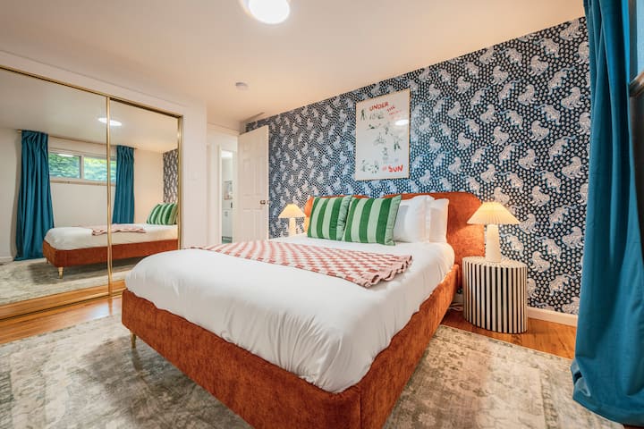 تخلق الألوان الزاهية والديكور المرح ملاذًا نابضًا بالحياة لليالي المريحة!
غرفة نوم في الطابق الأول مع سرير بحجم كوين. 