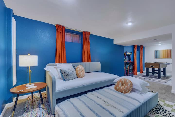 يوجد سريران متماثلان في غرفة الألعاب، مع إمكانية الوصول إلى الحمام الكامل. 