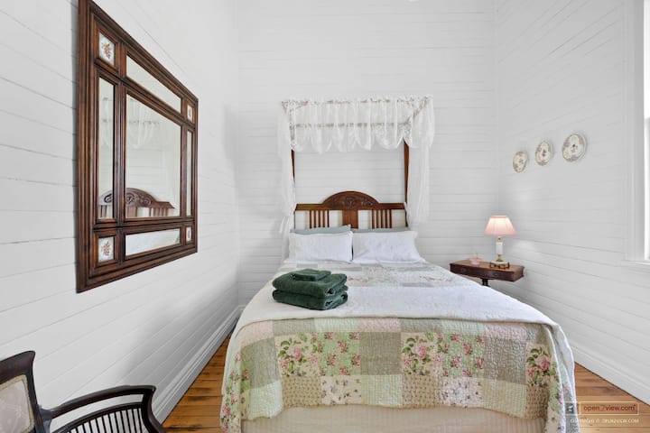 La chambre n °5 est située à l'arrière de la maison et contient un lit queen size, une commode et une chaise longue.  Pour les mois les plus froids, des couvertures électriques et des radiateurs autonomes sont fournis. Pour les mois les plus chauds, il y a un ventilateur de plafond.