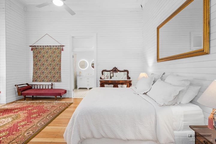 Chambre principale n °1 avec lit king, et salle de bain attenante avec douche double plaquée or et lavabo pour les couples.  Pour les mois les plus froids, des couvertures électriques et des radiateurs autonomes sont fournis. Pour les mois les plus chauds, il y a un ventilateur de plafond.