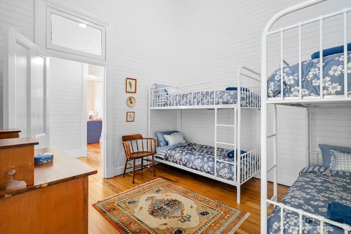 Chambre n °4 avec 2 lits doubles parfaits pour les enfants de la famille.  Pour les mois les plus froids, des couvertures électriques et des radiateurs autonomes sont fournis. Pour les mois les plus chauds, il y a un ventilateur de plafond.