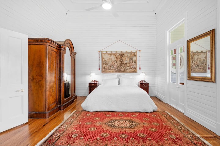 La chambre principale n °2 dispose d'une commode victorienne en acajou 3 portes, d'une coiffeuse en noyer, de chaises longues sculptées et d'un grand lit king size.