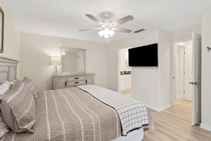 Rehatia e fjetjes në një krevat dopio "King". Shijo shfaqjet e tua të preferuara ndërsa pushon nga një ditë e gjatë në plazh!