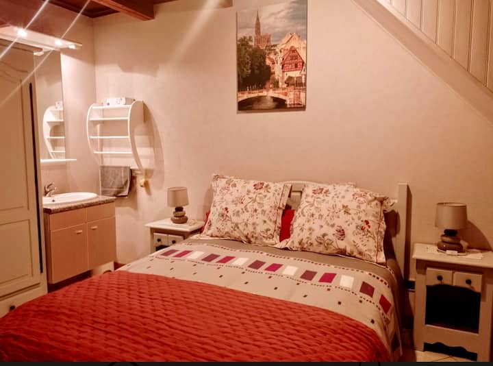 غرفة نوم بسرير مزدوج (140 × 190) ومنطقة حوض وخزانة تخزين 