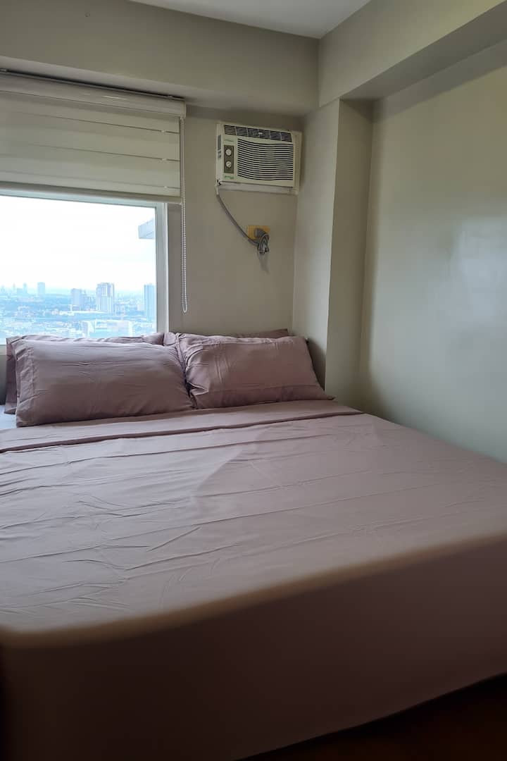 Dormitorio 1: Acogedor dormitorio principal con aire acondicionado y sábanas frescas para un sueño reparador.