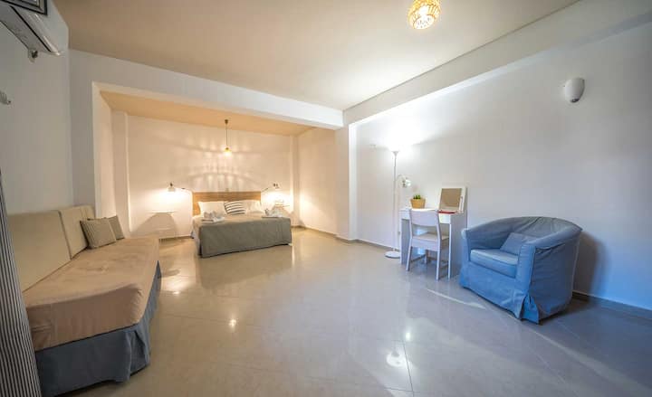 Долно ниво: трета спалня (двойно + единично легло), самостоятелна баня с душ.