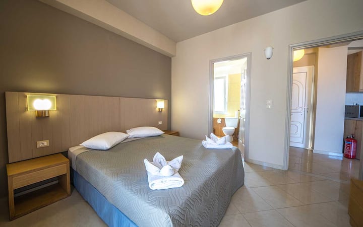 Първи етаж: основна спалня (двойна или с 2 отделни легла), самостоятелна баня с душ, самостоятелен балкон със зашеметяваща гледка към морето.