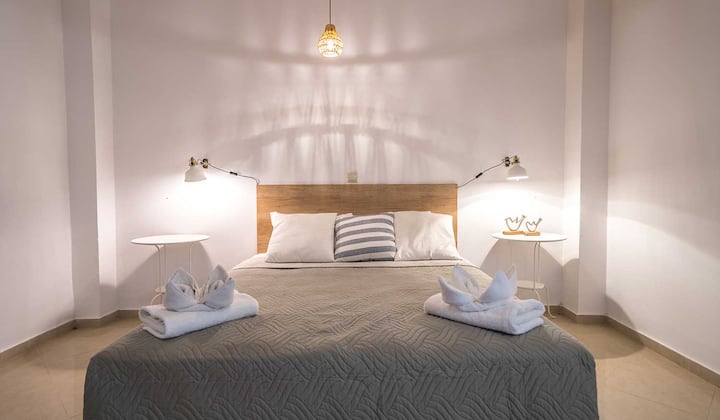 Долно ниво: трета спалня (двойно + единично легло), самостоятелна баня с душ.