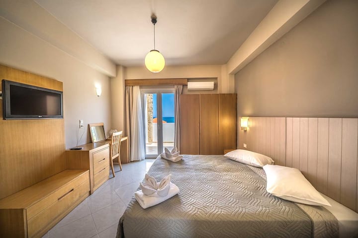 Първи етаж: основна спалня (двойна или с 2 отделни легла), самостоятелна баня с душ, самостоятелен балкон със зашеметяваща гледка към морето.