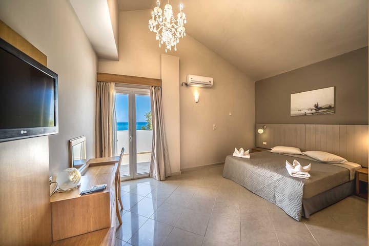 Приземен етаж: спалня (двойна или единична), самостоятелна баня с душ.