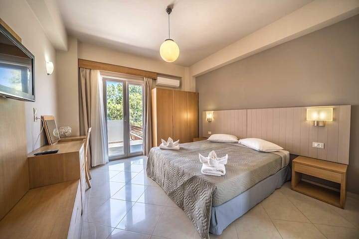 Приземен етаж: спалня (двойна или единична), самостоятелна баня с душ.