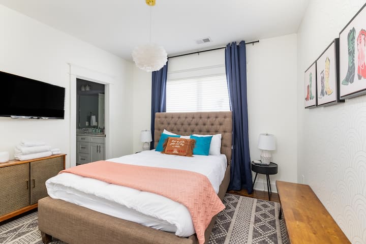 Dhomë gjumi | Krevat dopio "Queen" | Banjë ensuite | Kati i parë
Kjo suitë e rehatshme ka një krevat dopio "queen", vepra arti argëtuese me tematikë çizme, perde të errëta, televizor inteligjent dhe banjë private, të përsosura për netët çlodhëse.